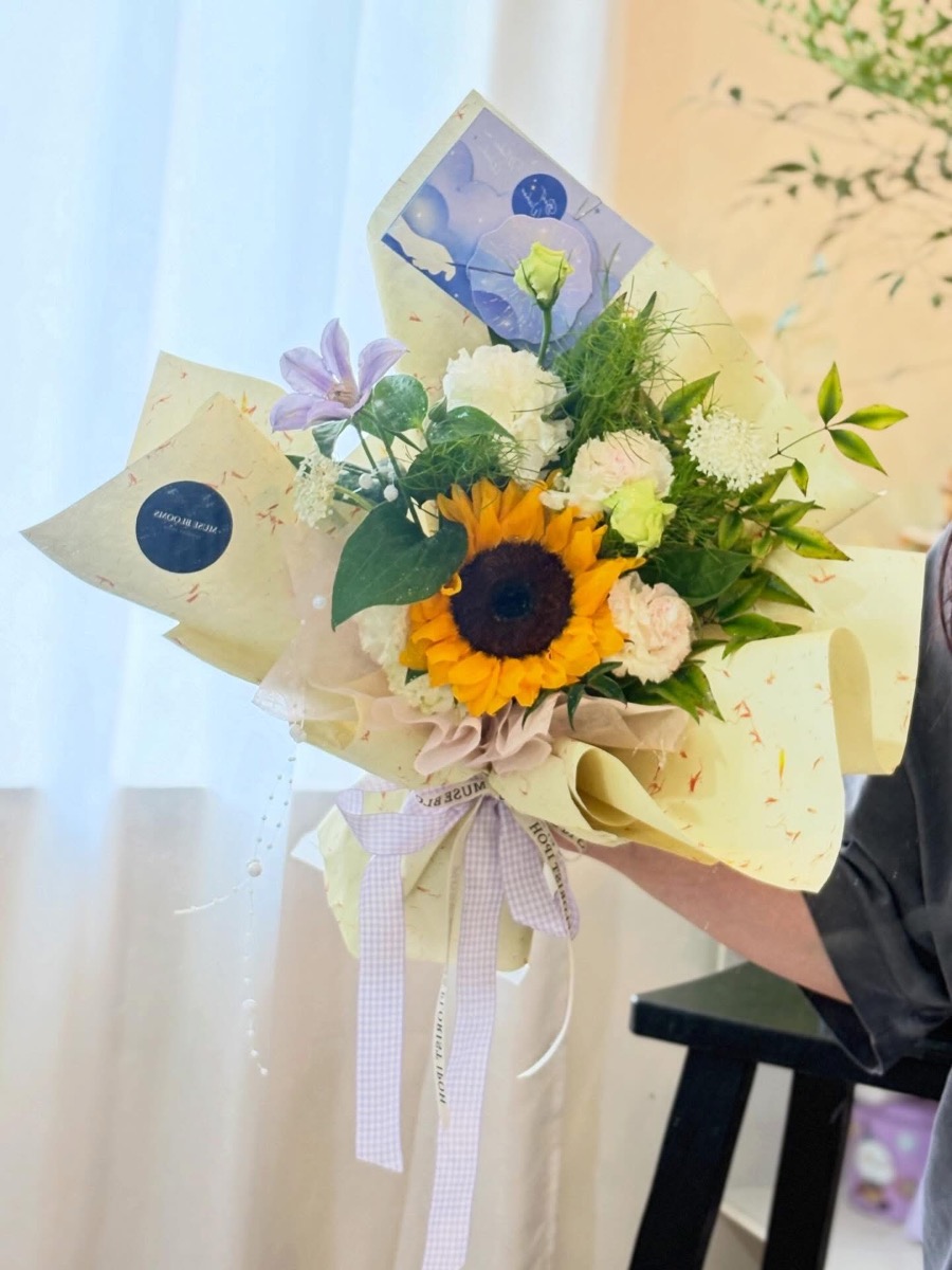 Graduation bouquet with sunflowers – photo 2