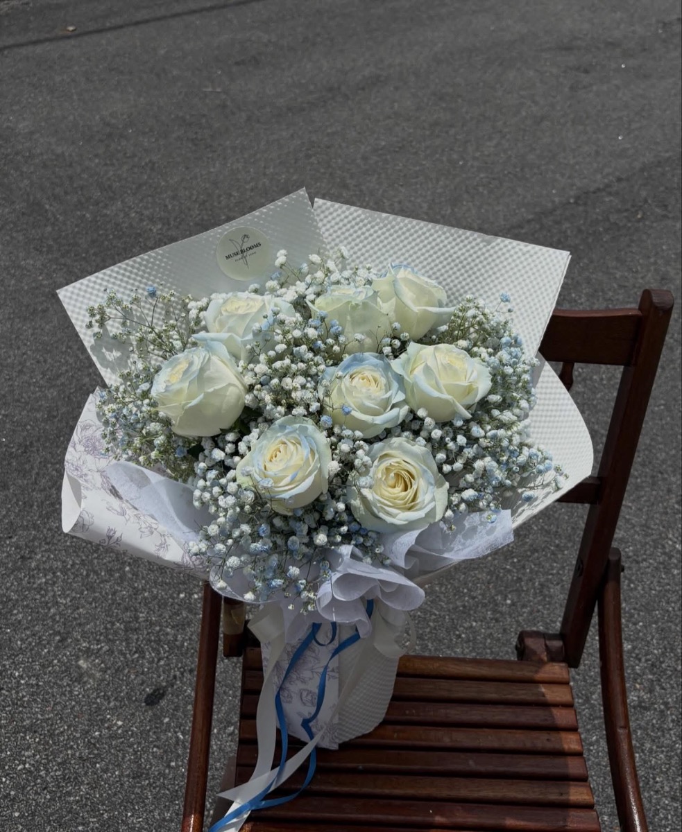 8 stick rose blue & white baby breath