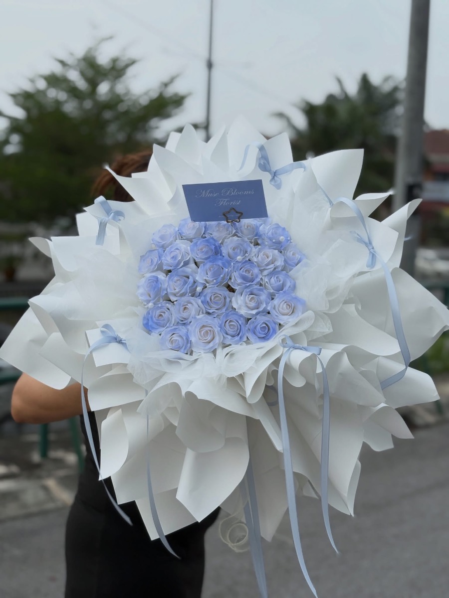 Blue & White Ballet style bouquet – photo 3