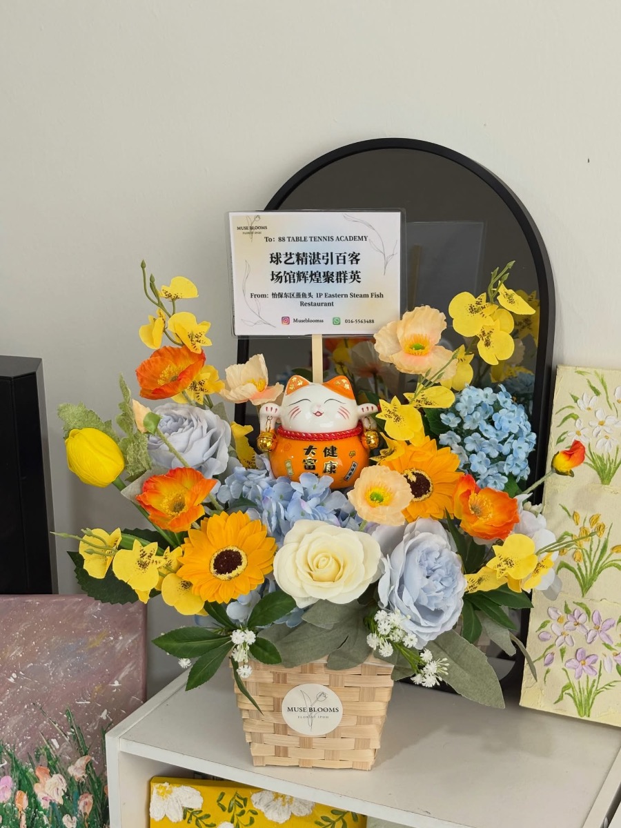 "Lucky Cat" Soap Grand Opening Floral Arrangement – photo 2