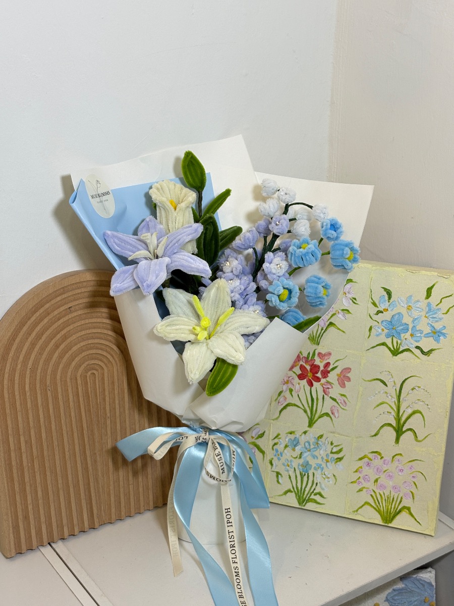 Blue & white pipe cleaner flower bouquet