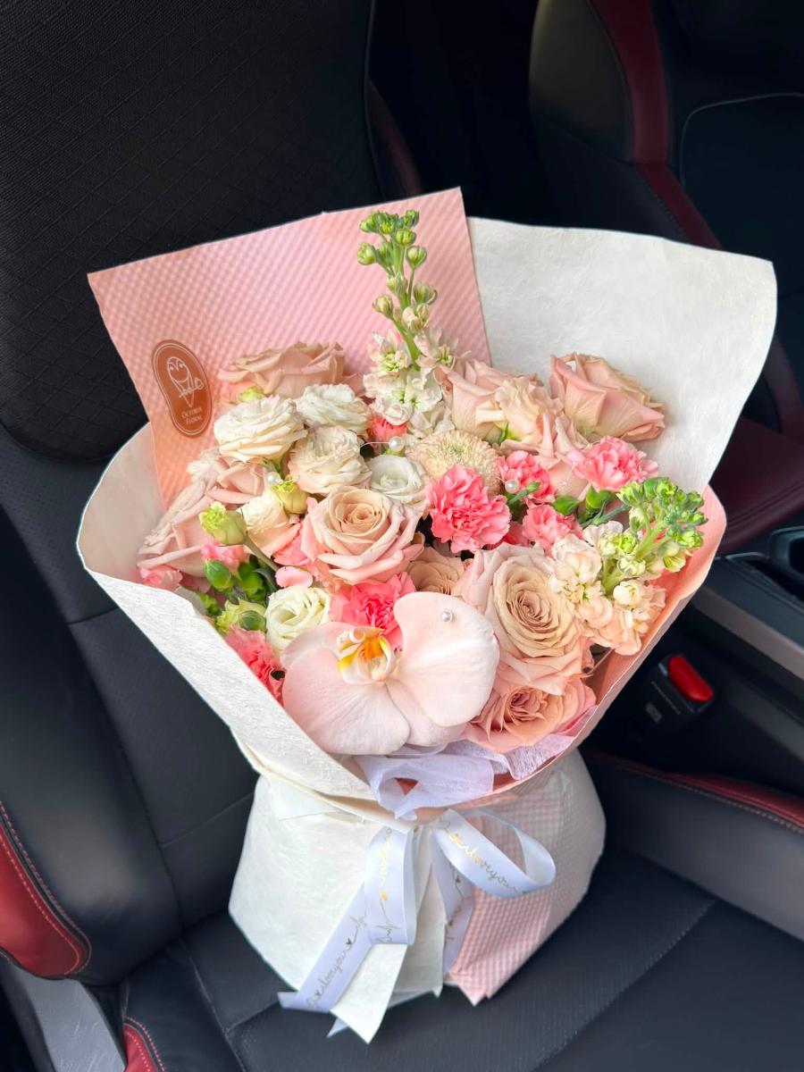 Chic Quicksand Rose Bouquet