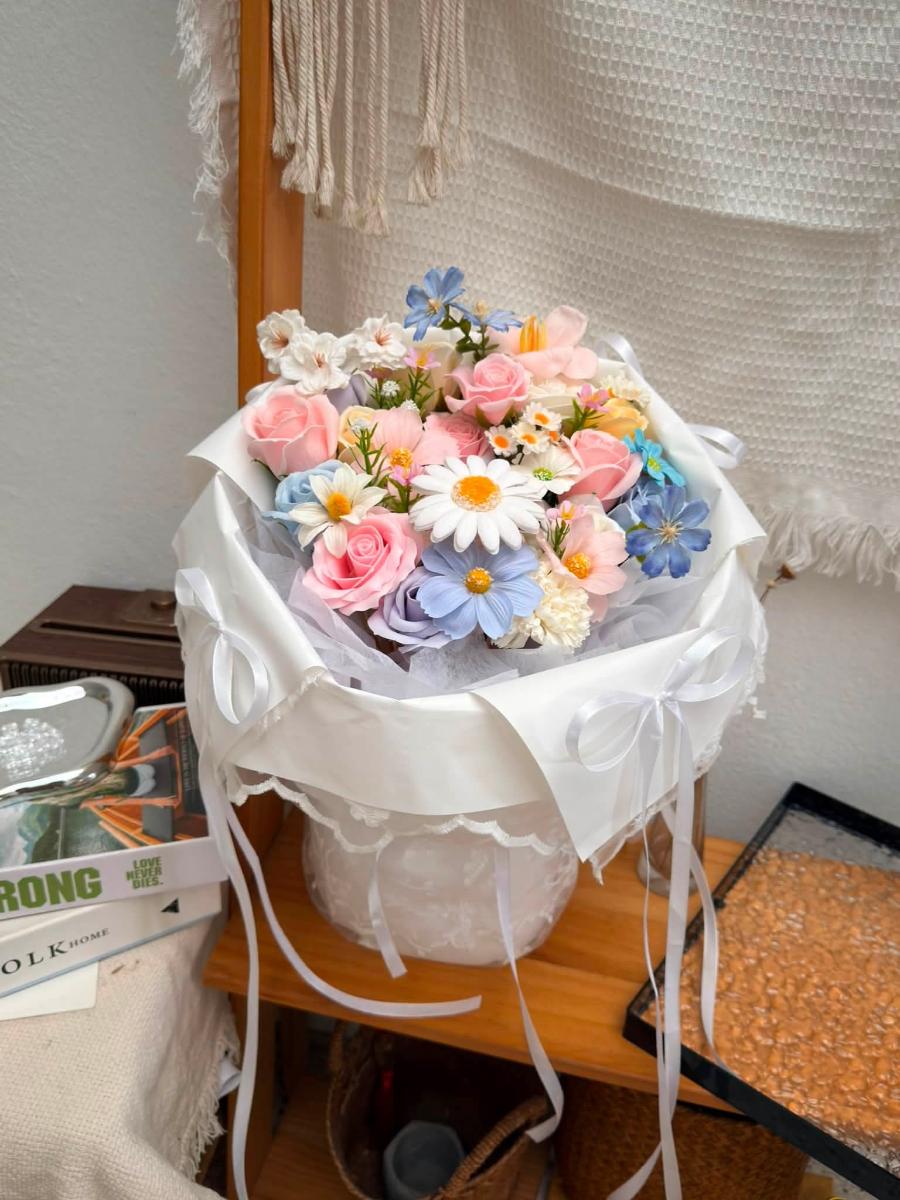 French-style lace bouquet