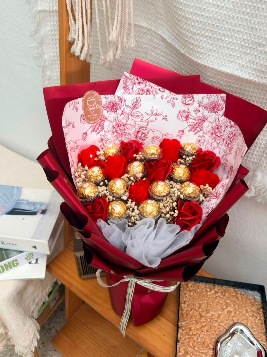Chocolate & Blue Rose Birthday Bouquet – photo 2
