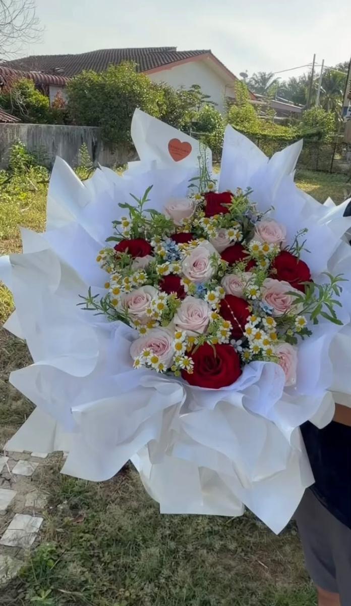 Red & Pink Beauty - Hand-Tied Bouquet in White Multi-Layer Textured Packaging Featuring Red Roses, Champagne-Pink Roses, Small Daisies, and Green Foliage – photo 2