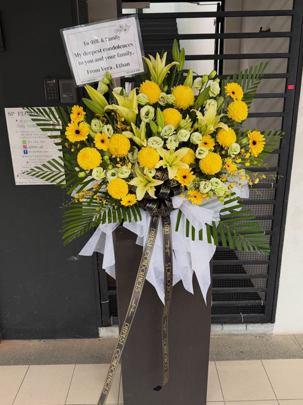 White Condolence Wreath – photo 2