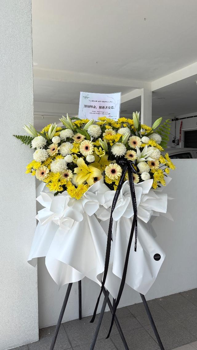 White & Yellow condolence stand