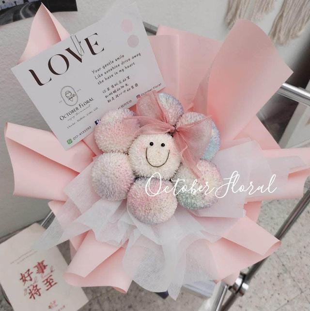 Sweet Smile - Pink & White Gradient Plush Sunflower Handheld Bouquet